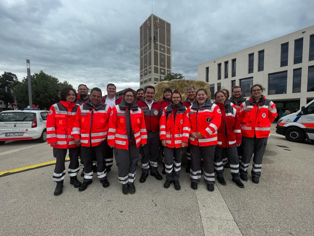 Gruppenbild mit Rathaus im Hintergrund